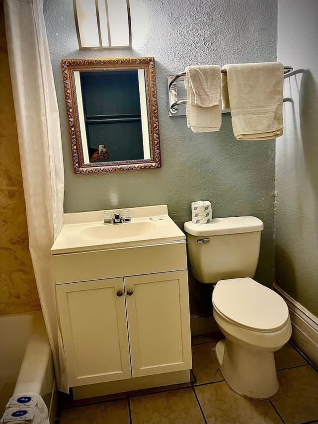 Basic Single Room, 1 King Bed, Non Smoking
