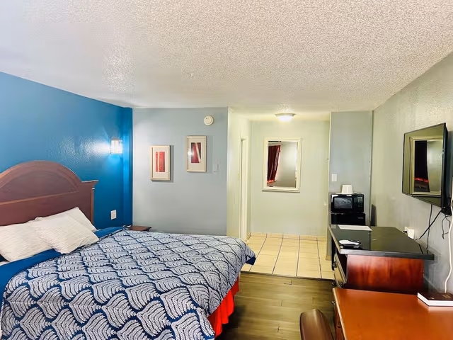 Basic Single Room, 1 King Bed, Non Smoking