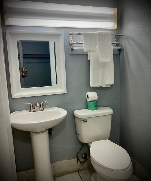 Basic Single Room, 1 King Bed, Non Smoking