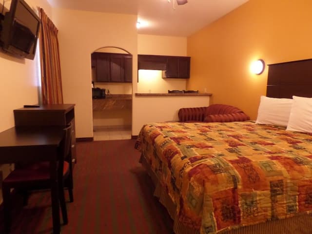 Deluxe Suite, 1 King Bed, Non Smoking, Kitchenette