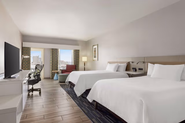 2 QUEENS PREMIUM W/IN-ROOM DRINKS-SNACKS