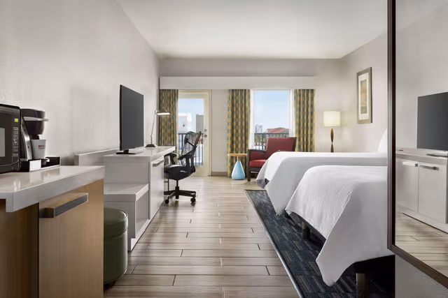 2 QUEENS PREMIUM W/IN-ROOM DRINKS-SNACKS