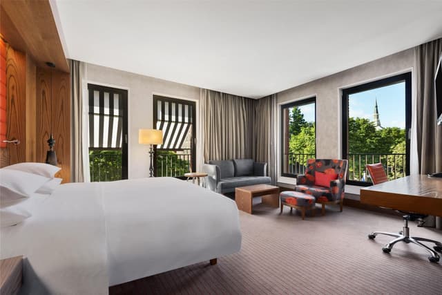 KING ONE BEDROOM SUITE WITH LOUNGE ACCESS