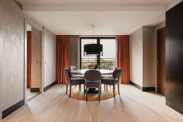 ROYAL SUITE WITH LOUNGE ACCESS