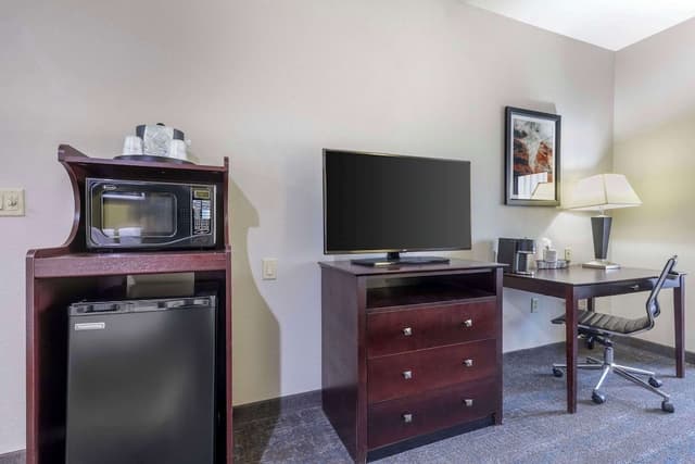Standard Room, 2 Queen Beds, Accessible, Jetted Tub