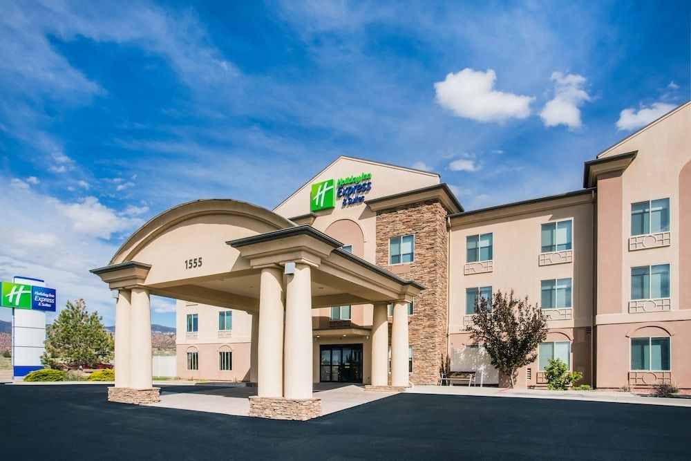 HOLIDAY INN EXPRESS & SUITES C4