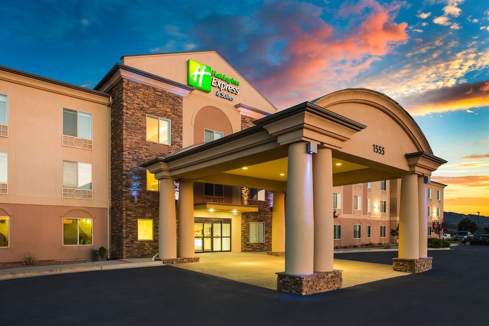HOLIDAY INN EXPRESS & SUITES C2