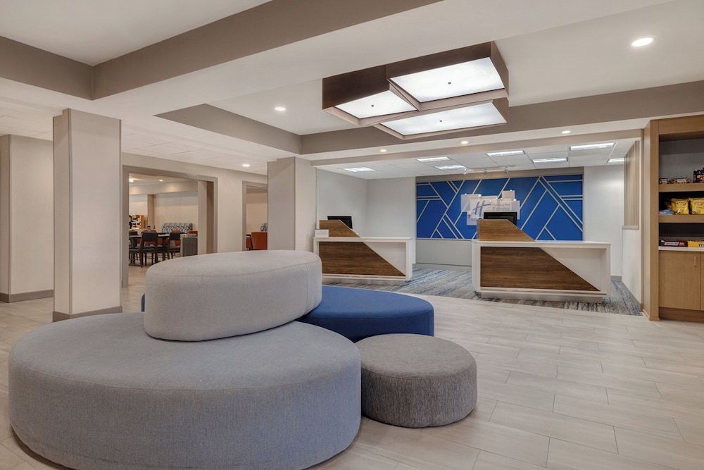 HOLIDAY INN EXPRESS & SUITES M0