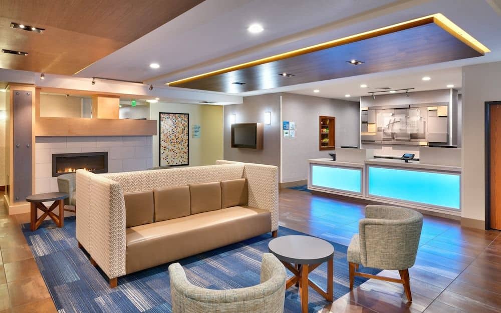 HOLIDAY INN EXPRESS & SUITES O HOLIDAY INN EXPRESS & SUITES O