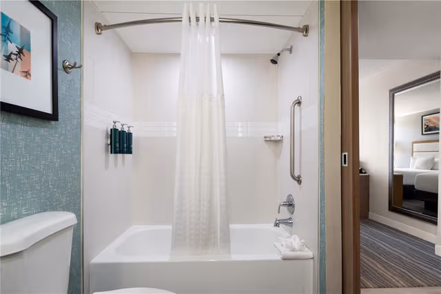 2 QUEEN BEDS MOBILITY ACCESSIBLE BATHTUB
