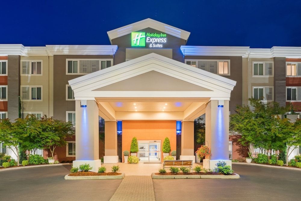 HOLIDAY INN EXPRESS & SUITES M2