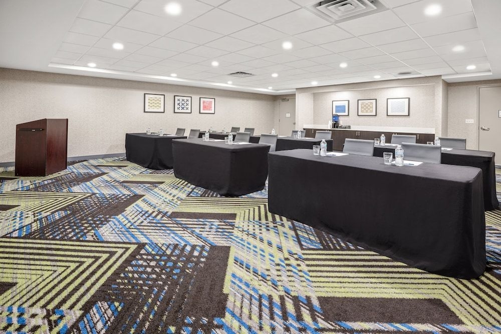 HOLIDAY INN EXPRESS & SUITES M4
