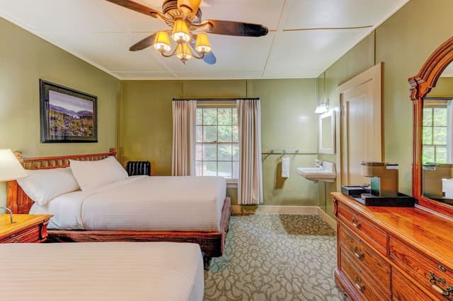 Main Lodge Standard Room Two Double Beds