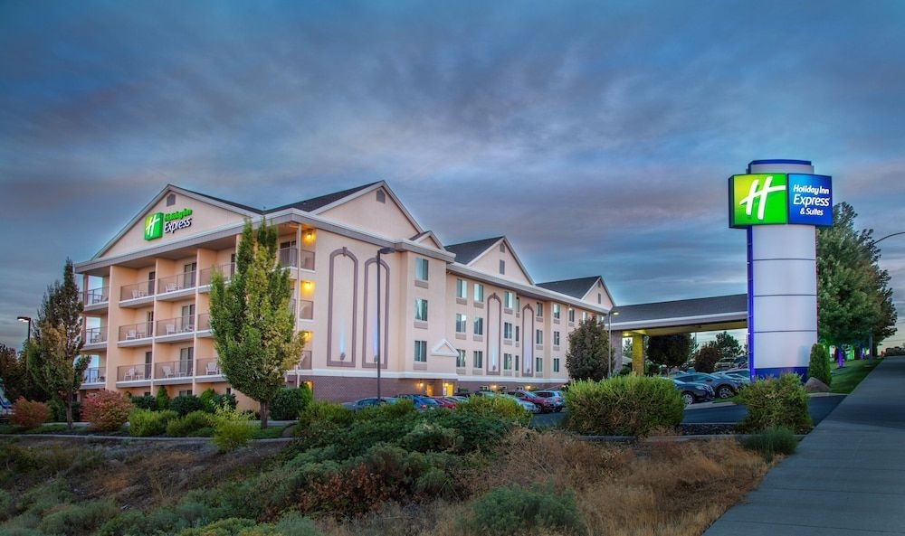 HOLIDAY INN EXPRESS & SUITES R0