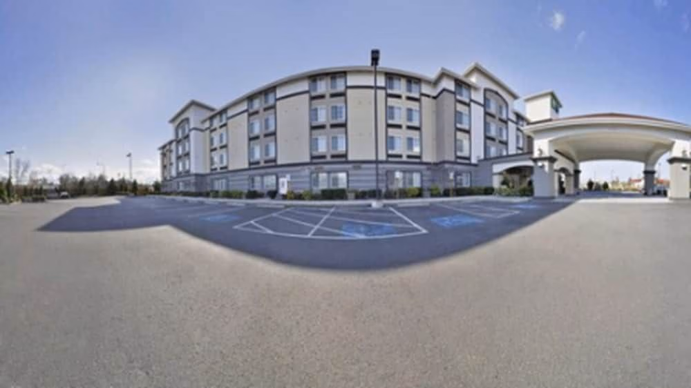 HOLIDAY INN EXPRESS & SUITES T0
