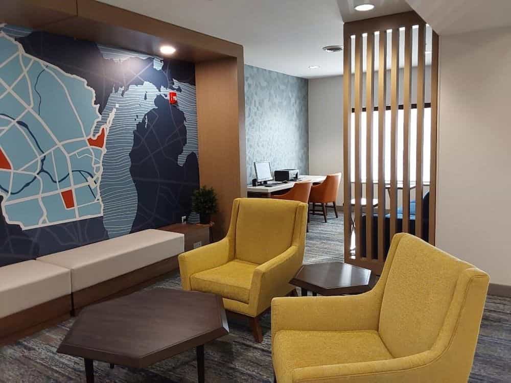 HOLIDAY INN EXPRESS & SUITES A