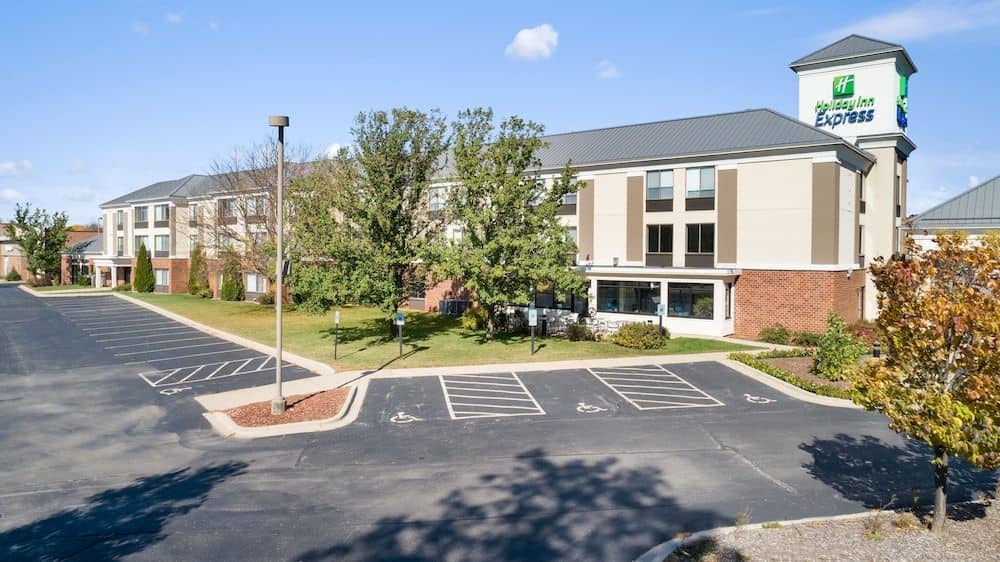 HOLIDAY INN EXPRESS & SUITES D HOLIDAY INN EXPRESS & SUITES D