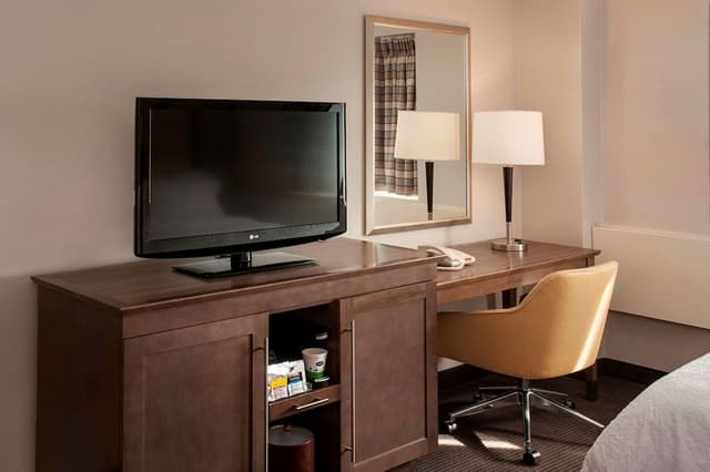 Suite, 1 King Bed, Accessible, Non Smoking