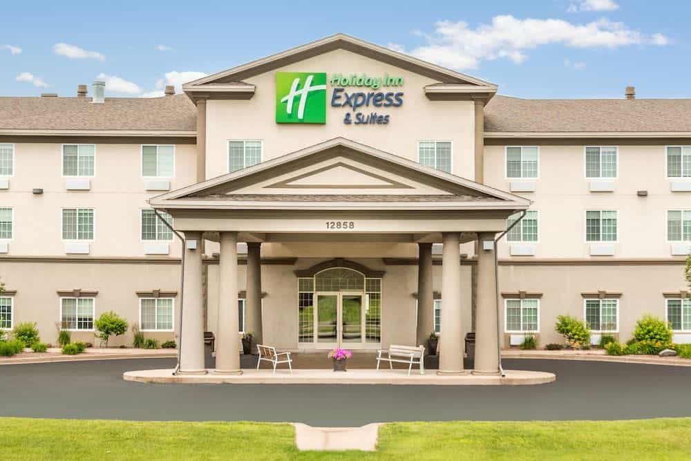 HOLIDAY INN EXPRESS & SUITES E