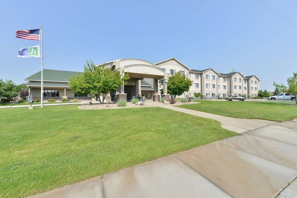 HOLIDAY INN EXPRESS & SUITES G HOLIDAY INN EXPRESS & SUITES G