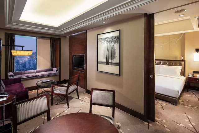 1 KING BED JUNIOR SUITE