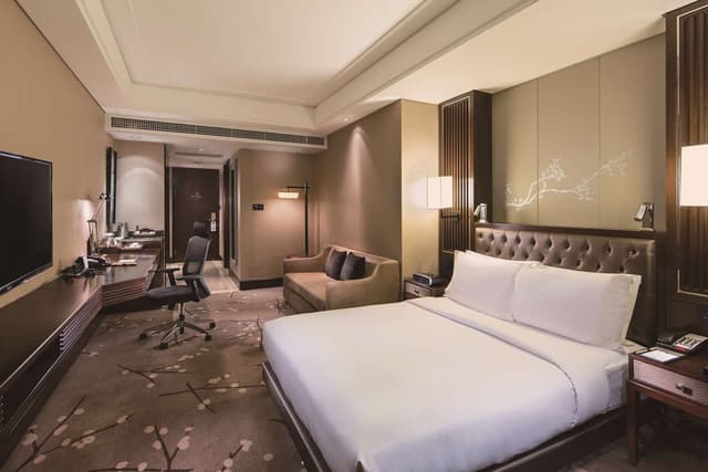 1 KING BED GUEST ROOM