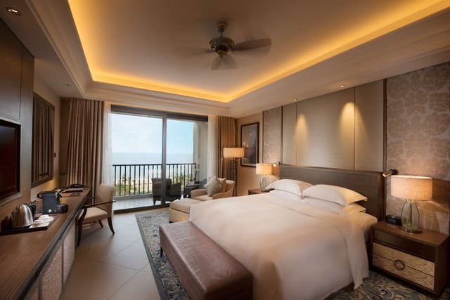 ONE BEDROOM DELUXE SUITE-LOUNGE ACCESS