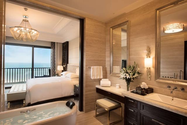 ONE BEDROOM DELUXE SUITE-LOUNGE ACCESS