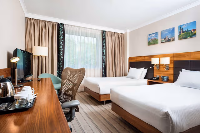 TWIN ROOM