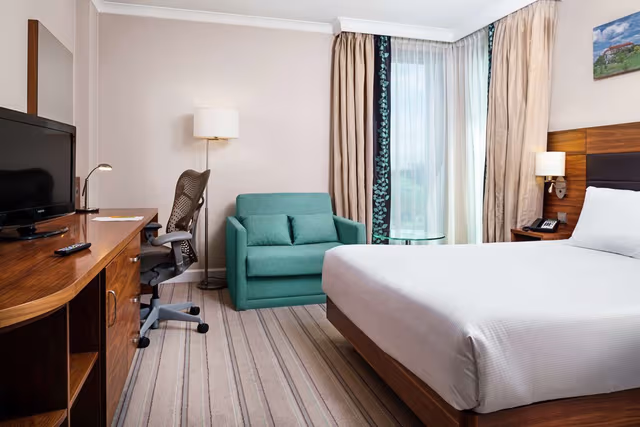 TWIN ROOM
