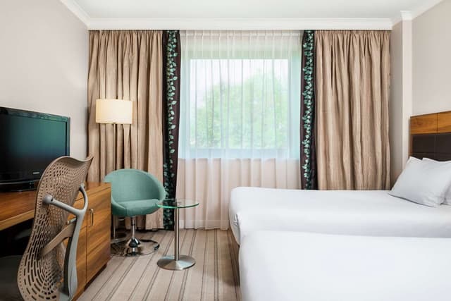 TWIN ROOM
