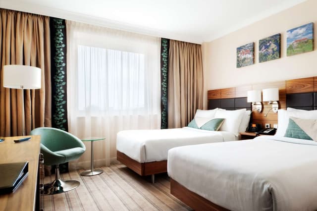 TWIN ROOM