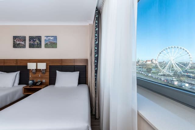 TWIN ROOM