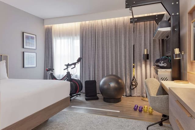 QUEEN BED FITNESS ROOM W/TRX -PULL UP BAR