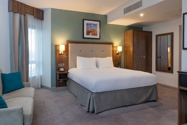KING JUNIOR SUITE WITH SOFA BED