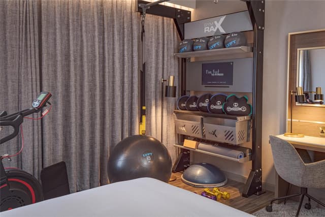 QUEEN BED FITNESS ROOM W/TRX -PULL UP BAR