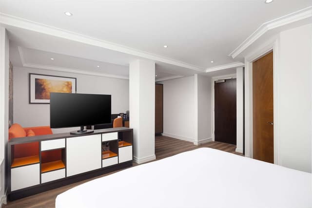 KING JUNIOR SUITE WITH SITTING AREA