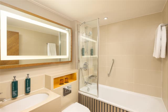 1 KING AND 1 TWIN ROOM INTERCONNECTING