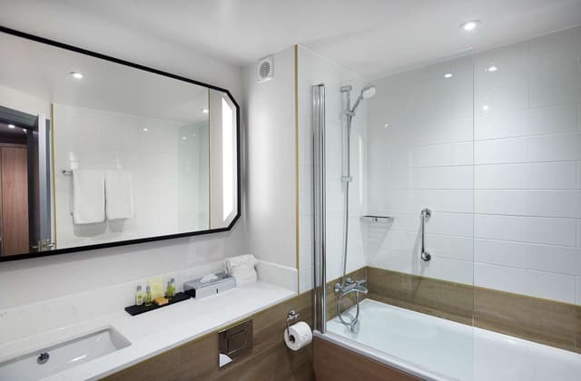 KING GUEST ROOM WITH WELLNESS GIFT SET