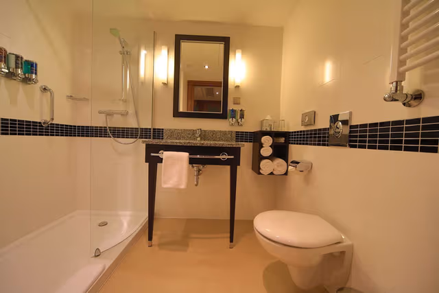 TWIN ROOM