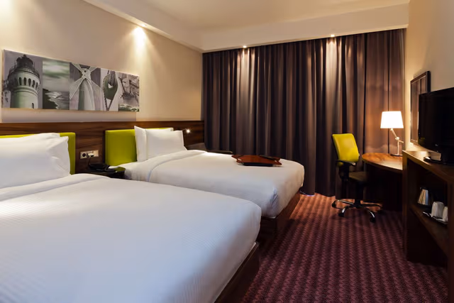 TWIN ROOM