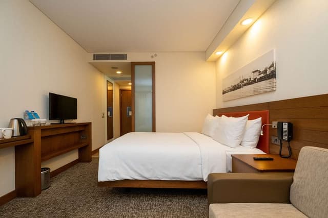 QUEEN ROOM W/ SOFA BED AND FRIDGE SMOKING