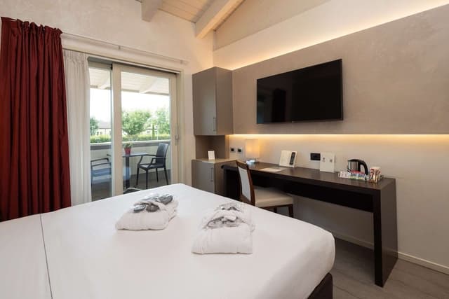 Comfort Room, 1 King Bed, Non Smoking, Balcony