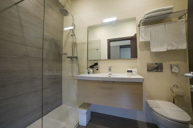 Comfort Room, 1 King Bed, Non Smoking, Balcony