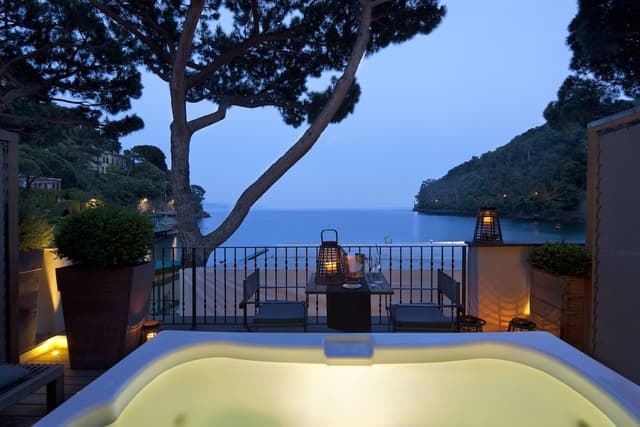 Suite, Hot Tub (Two levels)