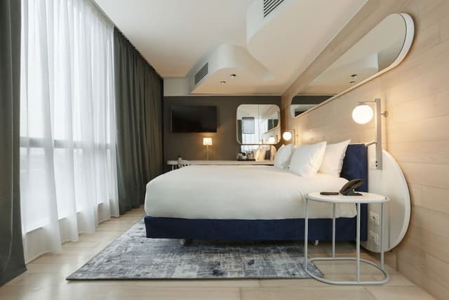 Premium Room, 1 King Bed, City View, Corner