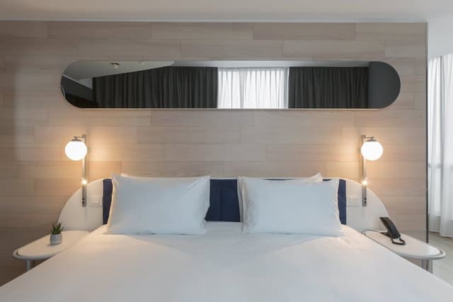 Premium Room, 1 King Bed, City View, Corner