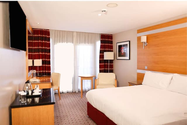 KING ACCESSIBLE ROOM WITH DAYTIME PITCH VIEW