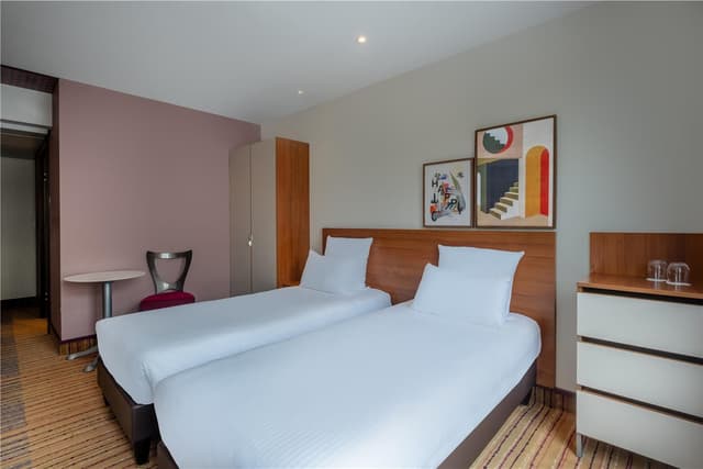 TWIN ROOM