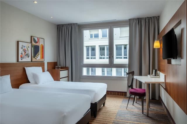 TWIN ROOM